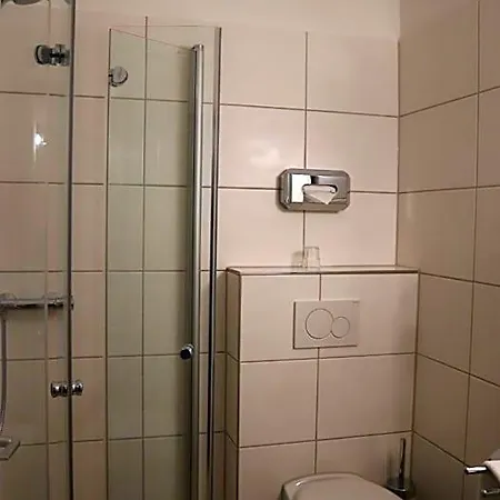 Zur Linde 3*